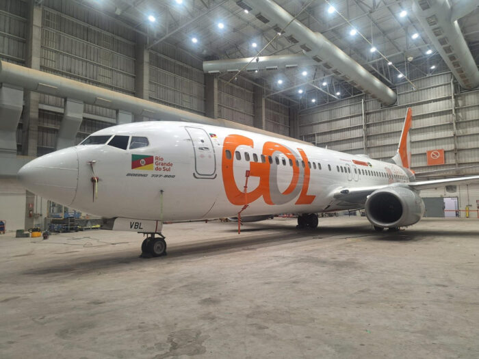 Gol lança aeronave temática em homenagem ao Rio Grande do Sul 1 Boeing 737-800 da GOL adesivado com motivos da iniciativa Conheça o Brasil: Voando foi apresentado na GOL Aerotech, em Confins (CNF) (Divulgação Gol/Thiago Amato)