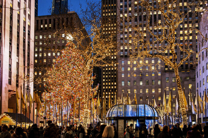Final de ano em Nova Iorque: conheça 25 atividades para curtir a cidade durante o Natal e Ano Novo 1 Neste fim de ano, a Big Apple espera cerca de 7,5 milhões de visitantes, que encontrarão eventos festivos, espetáculos, experiências culturais e muitas luzes e árvores enfeitadas nos cinco distritos (Divulgação/ Brittany Petronella)