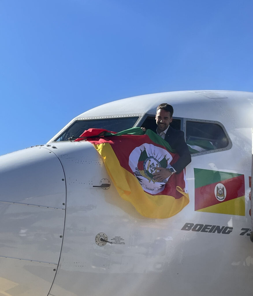 Após o pouso do primeiro voo da Gol no Salgado Filho, o governador Eduardo Leite ergueu a bandeira do estado do Rio Grande do Sul direto da cabine do Boeing 737 800 da companhia Após o pouso do primeiro voo da Gol no Salgado Filho, o governador Eduardo Leite ergueu a bandeira do estado do Rio Grande do Sul direto da cabine do Boeing 737 800 da companhia