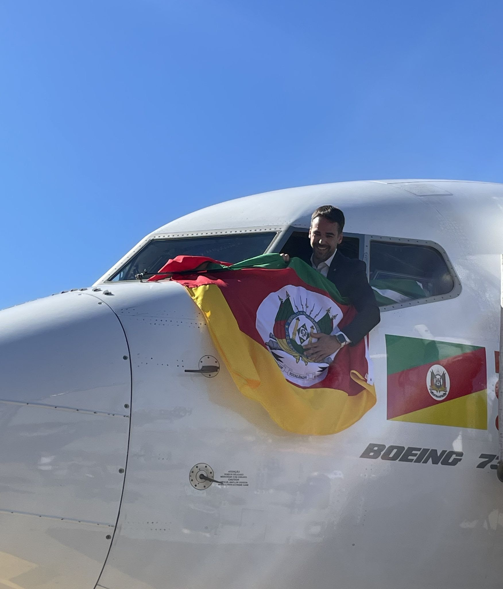 Após o pouso do primeiro voo da Gol no Salgado Filho, o governador Eduardo Leite ergueu a bandeira do estado do Rio Grande do Sul direto da cabine do Boeing 737 800 da companhia Após o pouso do primeiro voo da Gol no Salgado Filho, o governador Eduardo Leite ergueu a bandeira do estado do Rio Grande do Sul direto da cabine do Boeing 737 800 da companhia