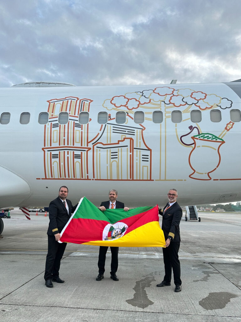 Gaúchos na tripulação empunharam com orgulho a bandeira do Rio Grande do Sul durante o embarque Gaúchos na tripulação empunharam com orgulho a bandeira do Rio Grande do Sul durante o embarque