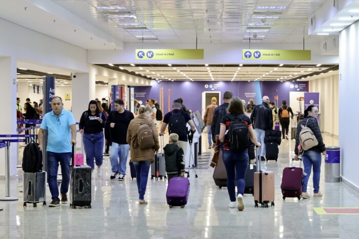 Feriado movimentará mais de 30 mil pessoas no Aeroporto Internacional de Foz do Iguaçu 1 Com um 2024 sem muitos feriados prolongados, CCR Aeroportos projeta movimentação intensa de passageiros entre os dias 15 a 20 de novembro (Divulgação/CCR Aeroportos)