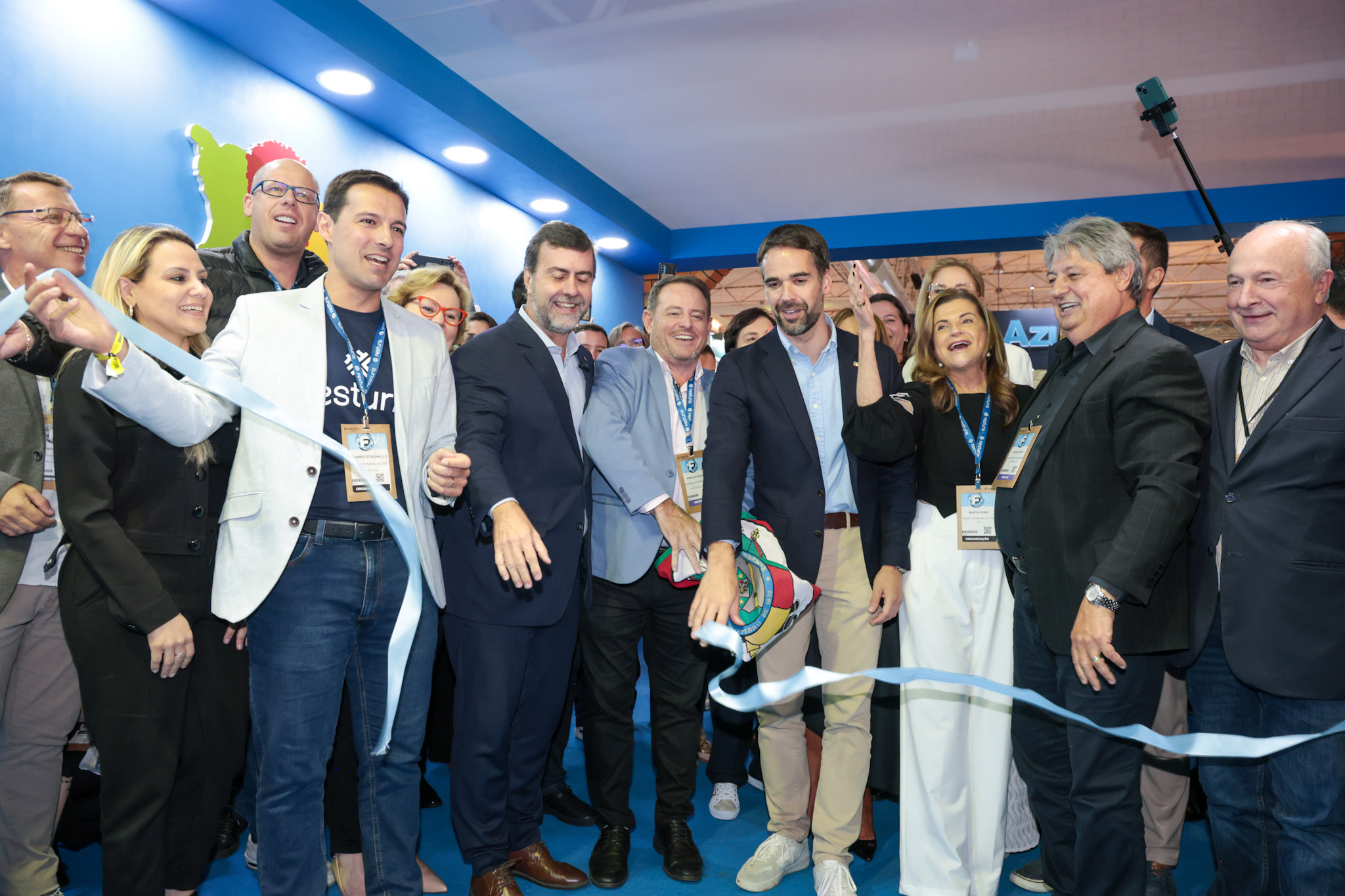 Autoridades durante o corte da fita