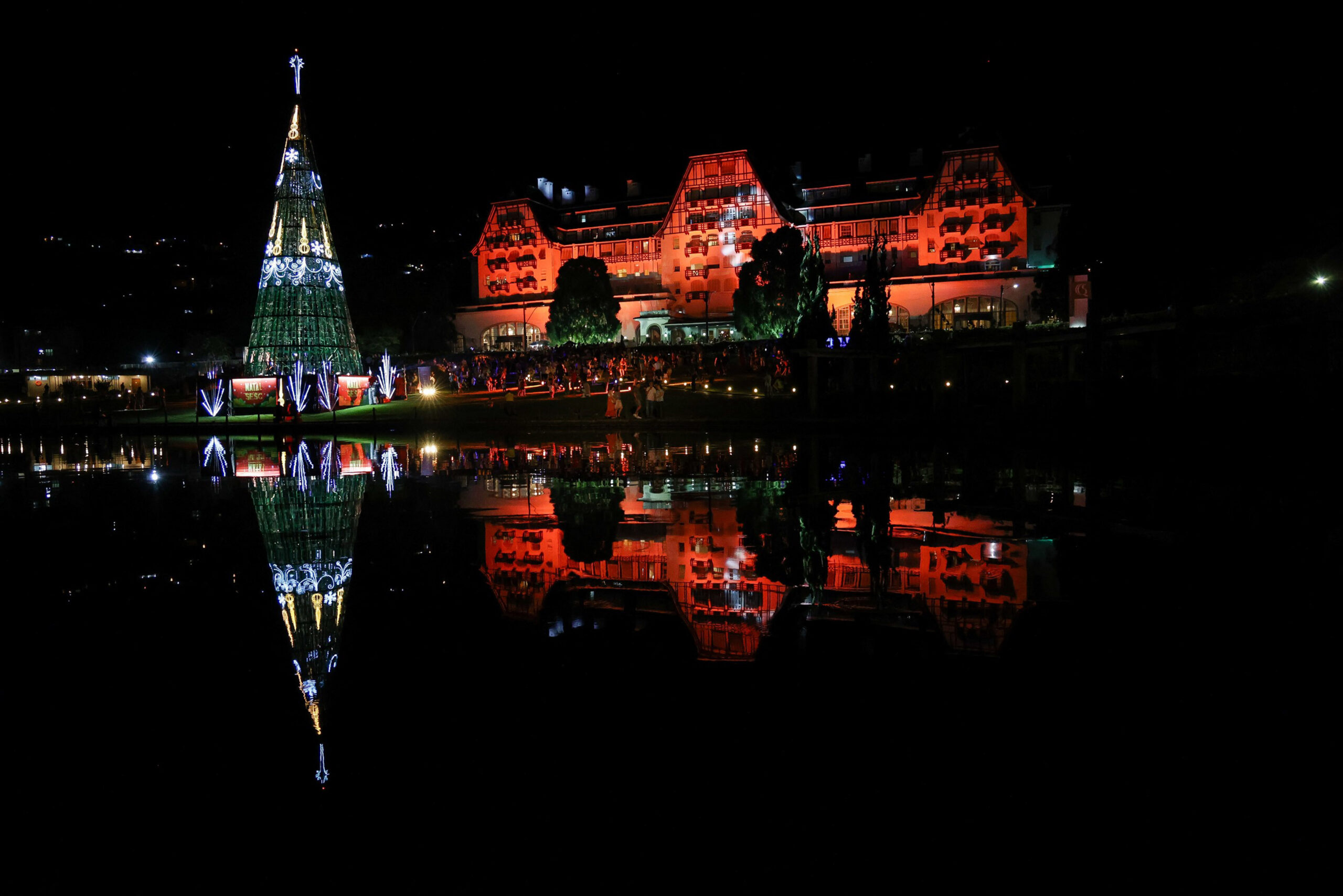 Sesc RJ abre o Natal em Petrópolis nesta sexta-feira (8) 1 2023 Acendimento Arvore Quitandinha Natal Sesc Foto Erbs Jr. 2 scaled Sesc RJ abre o Natal em Petrópolis nesta sexta-feira (8)