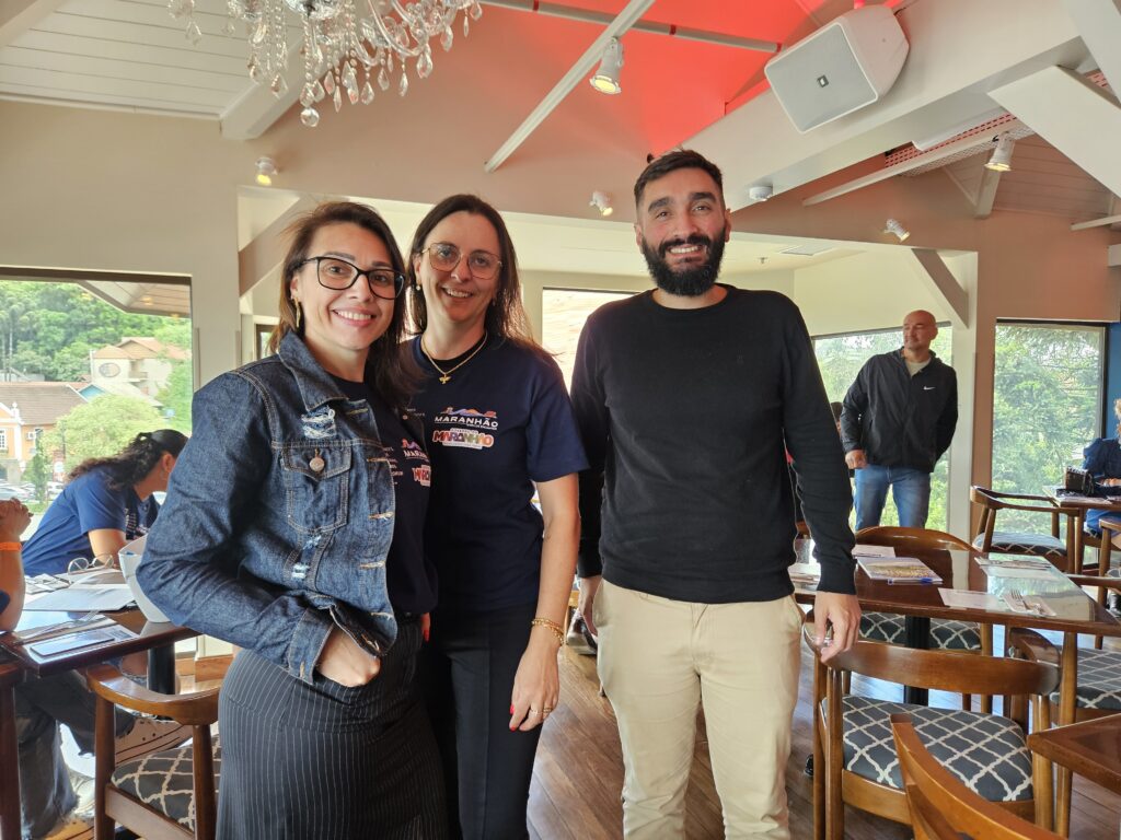 Lidiane Gonçalves, da Vip Traveler, Milena Roncato, Milviagens, e Matheus Freitas, CI Intercâmbio e Viagem
