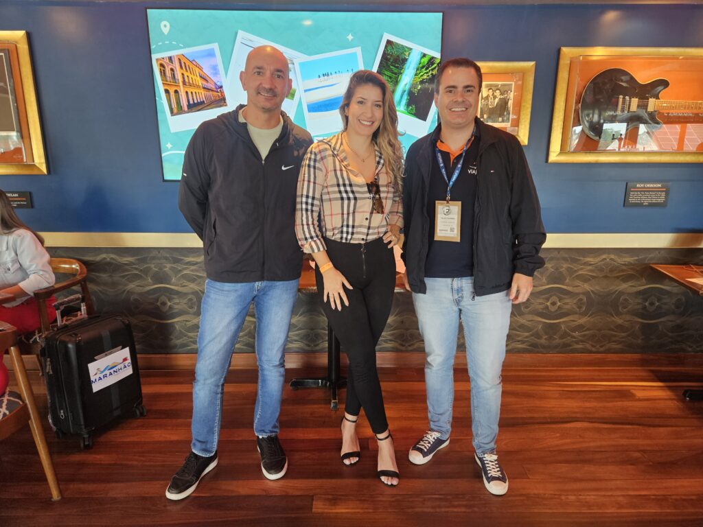 Rogério Azevedo e Caroline Ribeiro, da Universo do Turismo, e Felioe Stürmer, da Viajatur