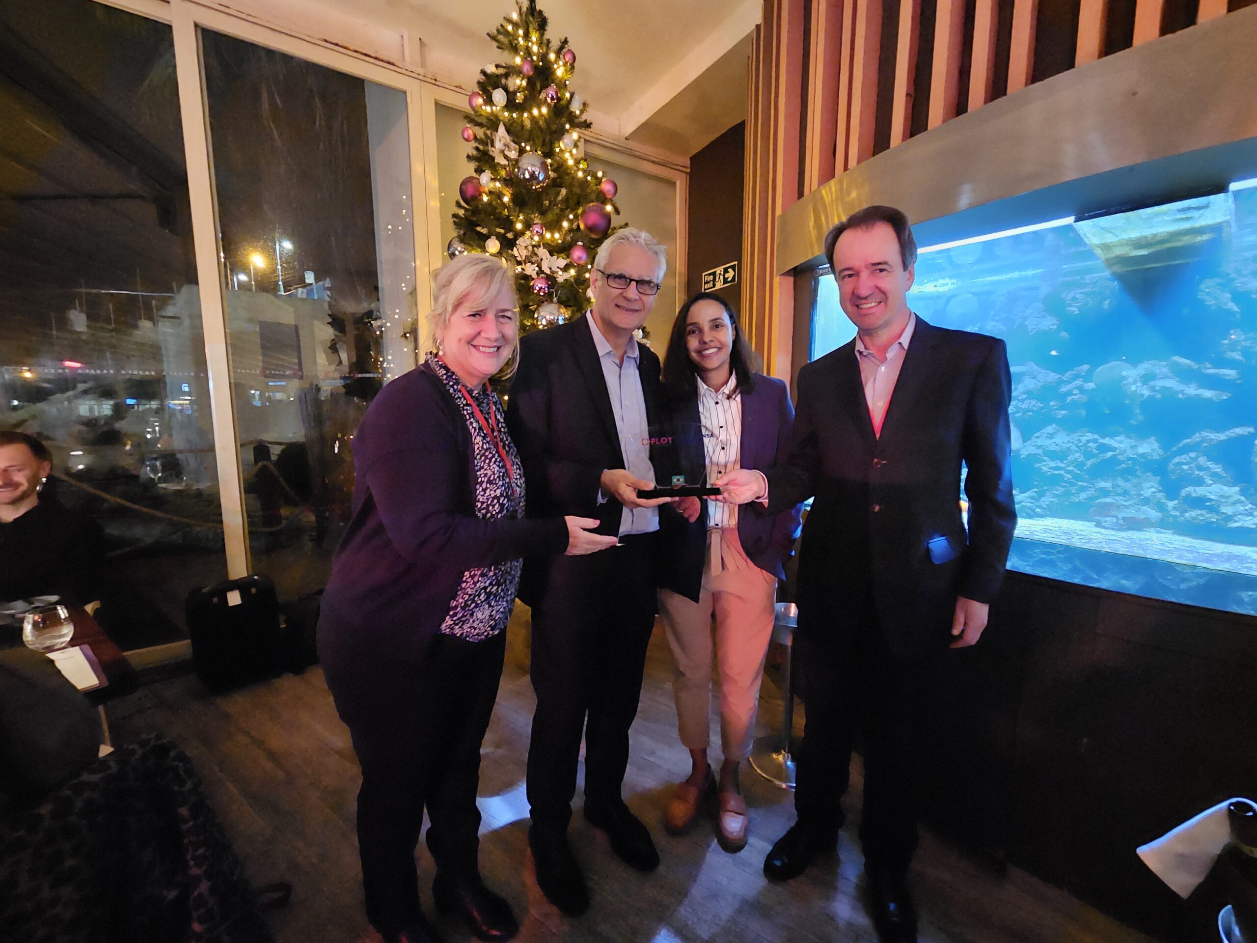 Stephen Coppini, diretor geral do InterContinental, recebe prêmio da Flot em homenagem às boas-vindas e receptividade com os agentes de viagem Stephen Coppini, diretor geral do InterContinental, recebe prêmio da Flot em homenagem às boas-vindas e receptividade com os agentes de viagem