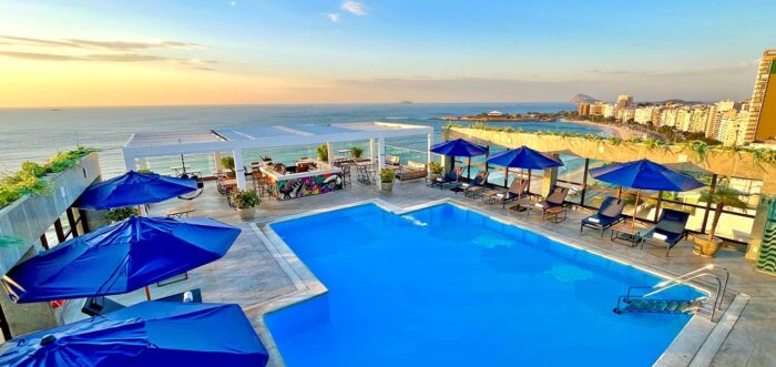 Hotel Pestana recebe primeira edição do Camarote Pride nas Alturas na Parada LGBT+ do Rio 1 Rooftop do hotel Pestana Rio Atlântica (Reprodução do site/Pestana Hotel Group)