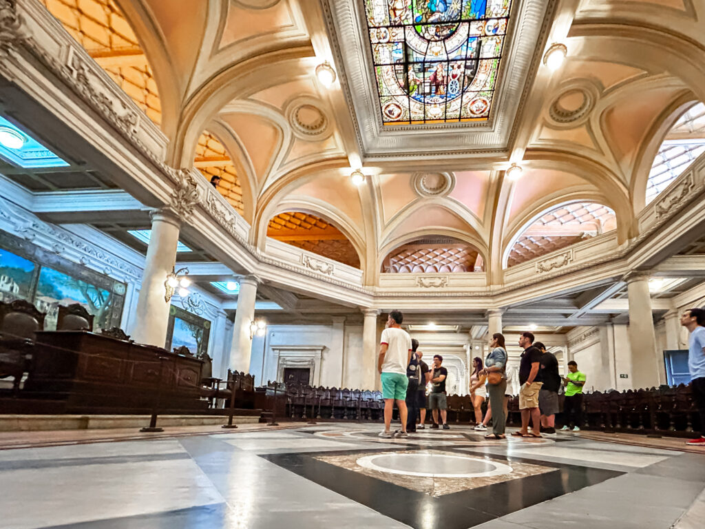 A arquitetura e os vitrais foram admirados no Museu do Café