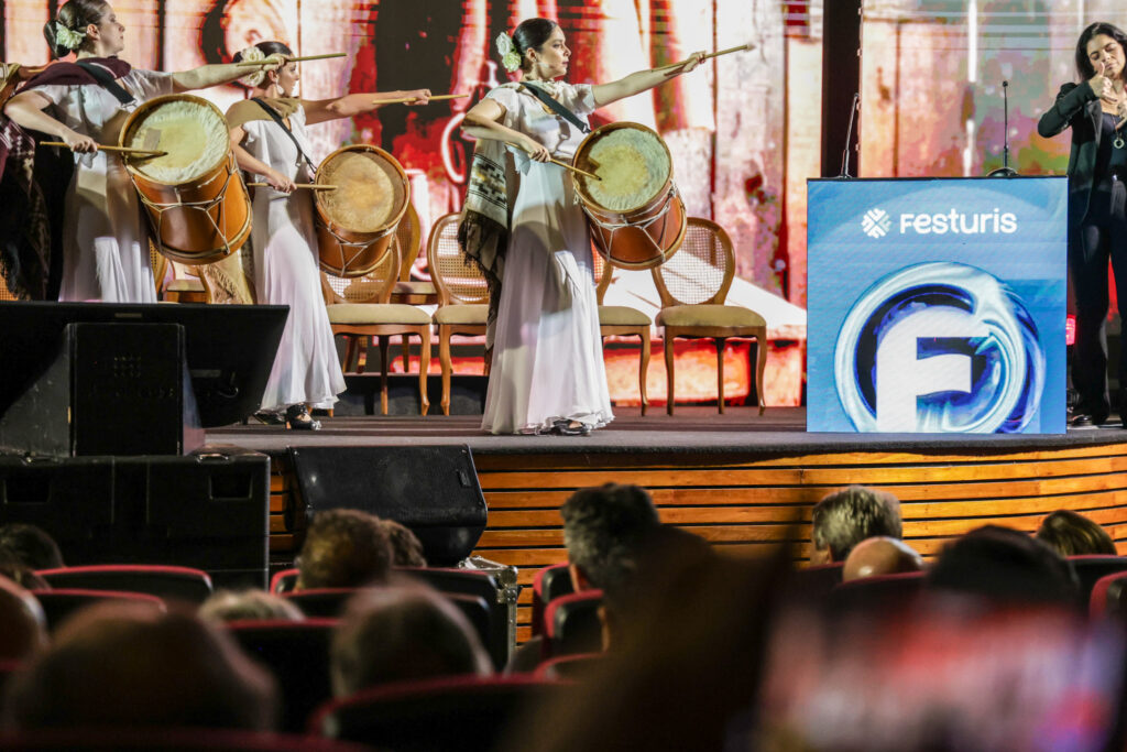 Apresentação cultural na solenidade de abertura do evento
