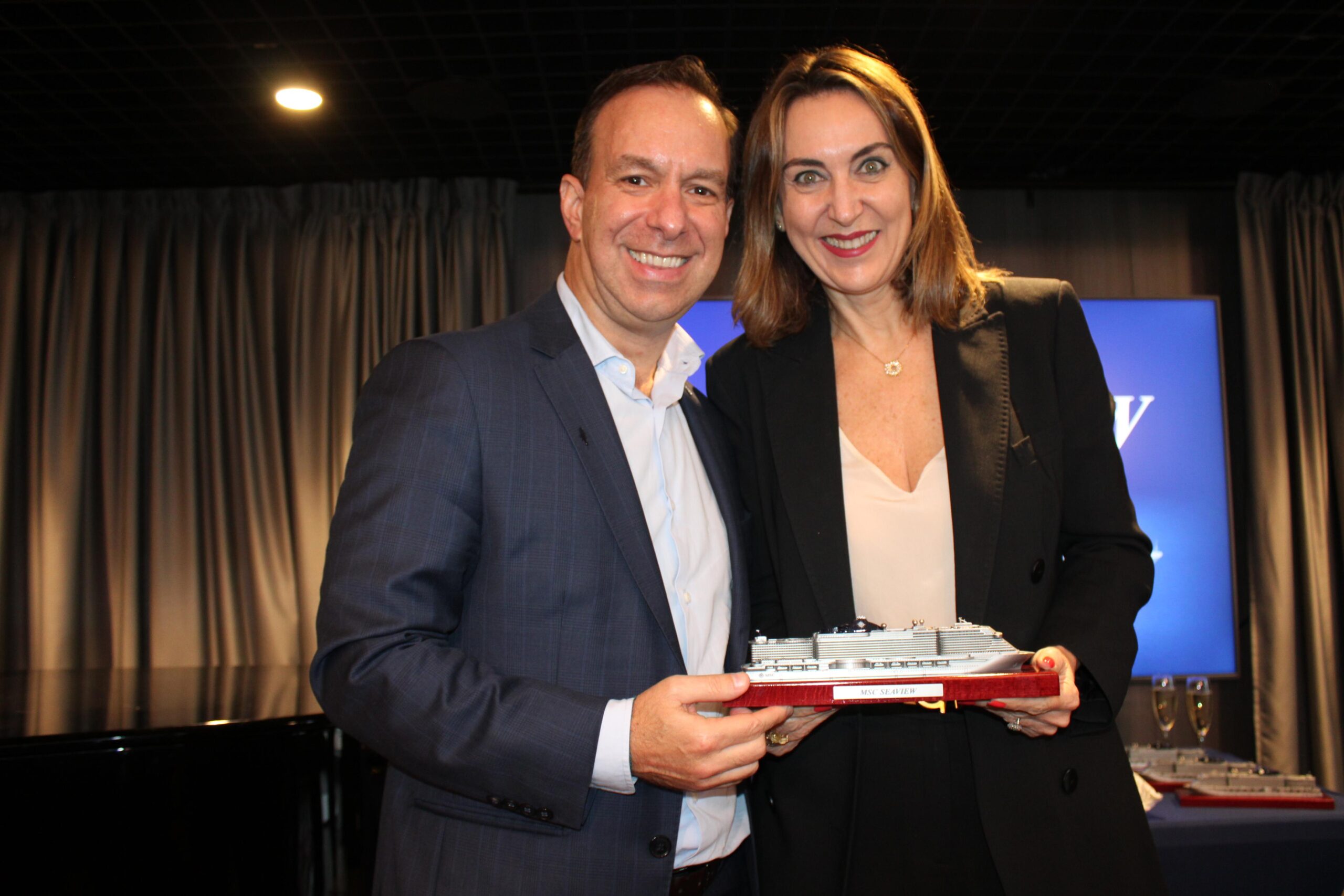 Adrian Ursilli Diretor Geral da MSC e Luciane Leite, Secretária Executiva de Turismo do Estado de São Paulo