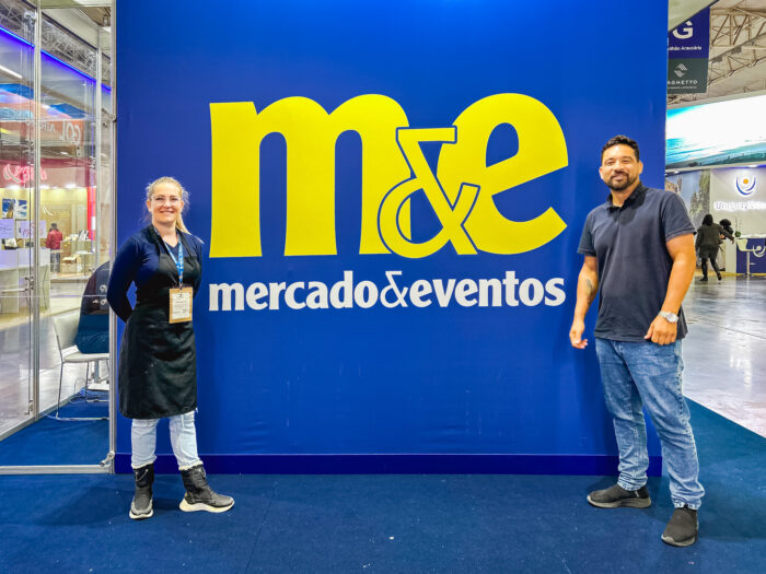 Vinícola Vista Alegre celebra parceria com M&E durante o Festuris 1 Ana Bonette e Antonio Alves, da Vinícola Vista Alegre (Ana Azevedo/M&E)