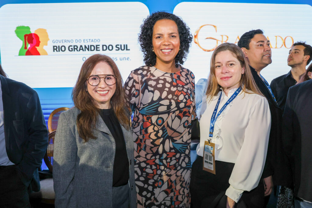 Ana Carolina Medeiros, da Abav, Jurema Monteiro, da Abear, e Carla Fonseca, da Gol e Smiles