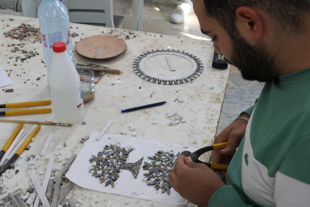 Artesão de labrilhos em mosaico