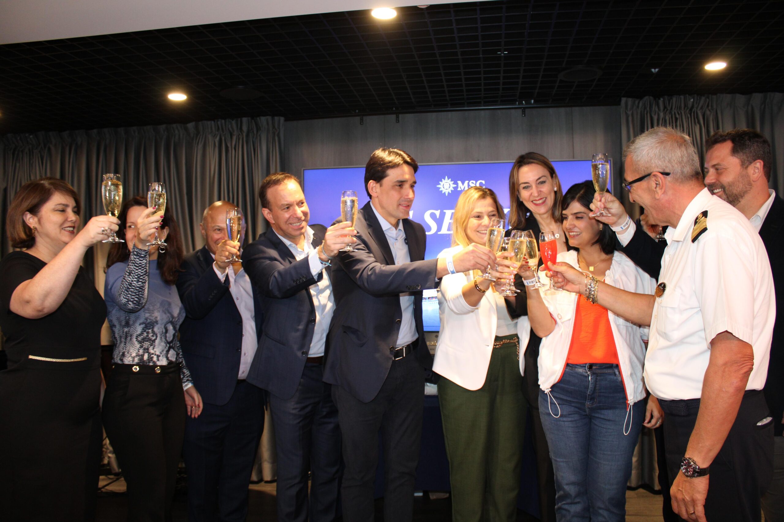 Autoridades brindando abertura da temporada de cruzeiros 20242025