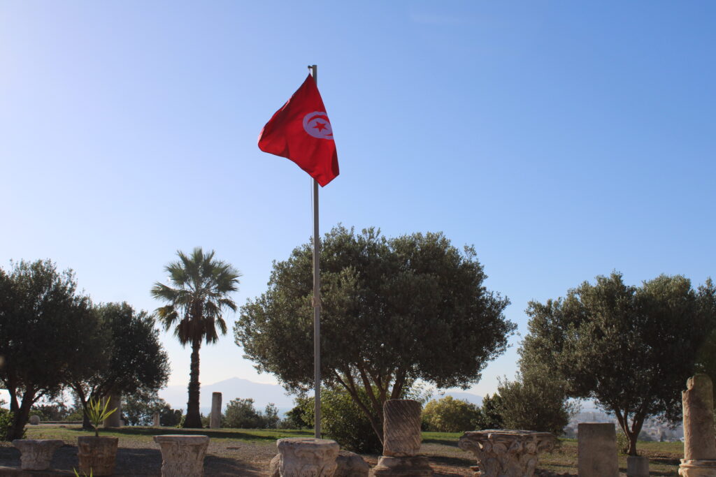 Bandeira da Tunisia no Parque Arqueológico de Túnis