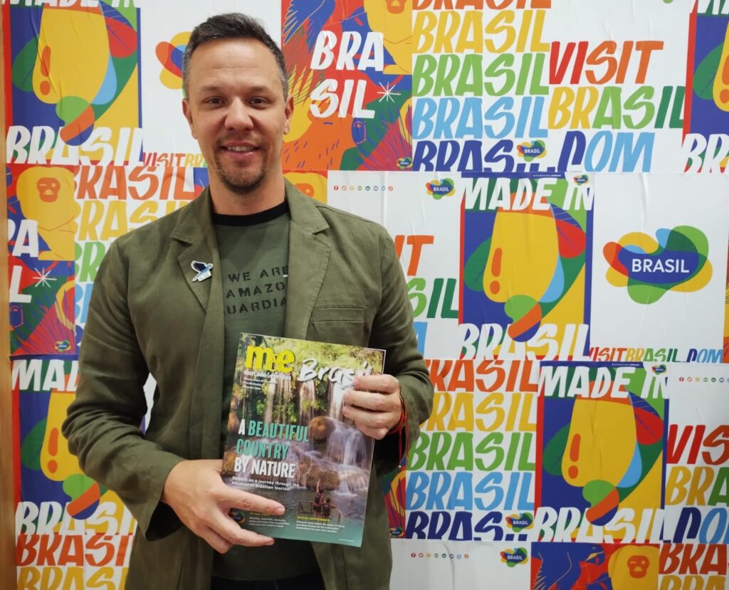 Bruno Reis, da Embratur, com a revista do M&E produzida para a WTM de Londres
