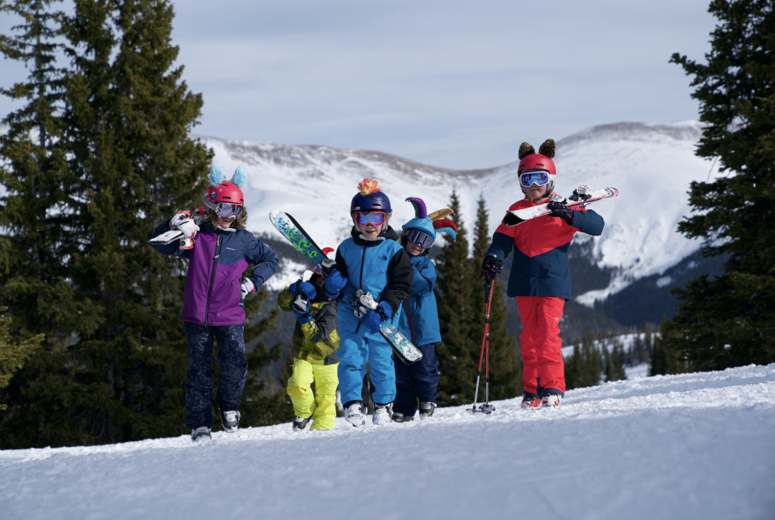 Passe de Ski garante visitação de até 60 montanhas e está com desconto de Black Friday 1 Descontos podem chegar até US$90 para adultos; crianças de até 12 anos não pagam (Divulgação/Alterra Black Friday)