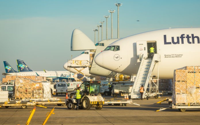 Transporte aéreo de carga registra crescimento de 9,4% em setembro 1 Cargueiro Viracopos 696x464 1 Transporte aéreo de carga registra crescimento de 9,4% em setembro