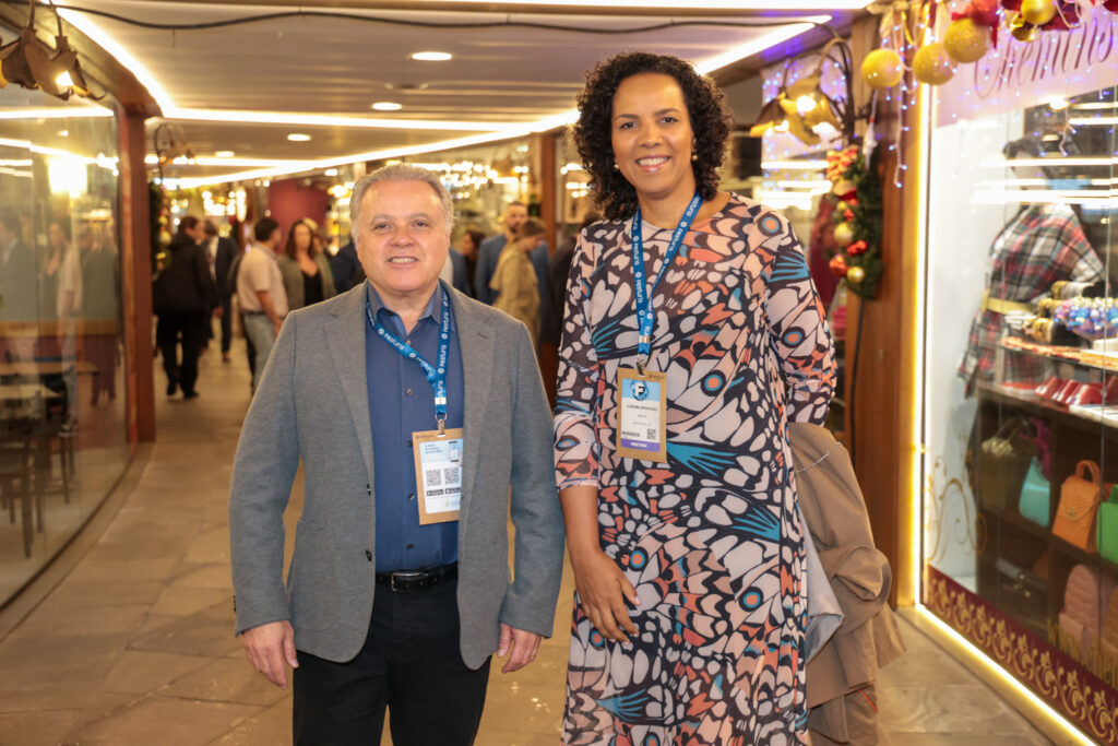Carlos Prado, da Tour House, e Jurema Monteiro, presidente da Abear