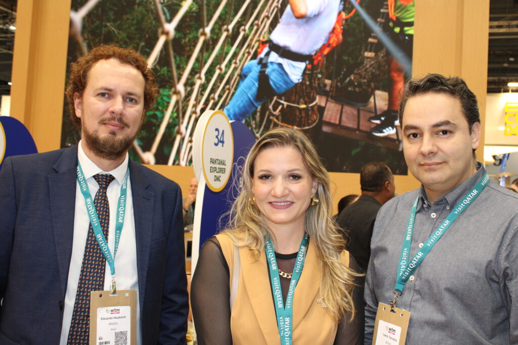 Chintia Marques, do MTur, entre Eduardo Haubrich e Iraklis Tetradis, da Embaixada do Brasil em Londres