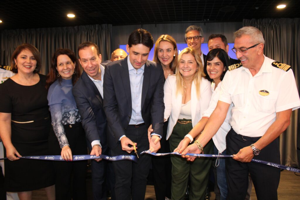 Corta da fita na cerimônia de abertura da temporada de cruzeiros 20242025