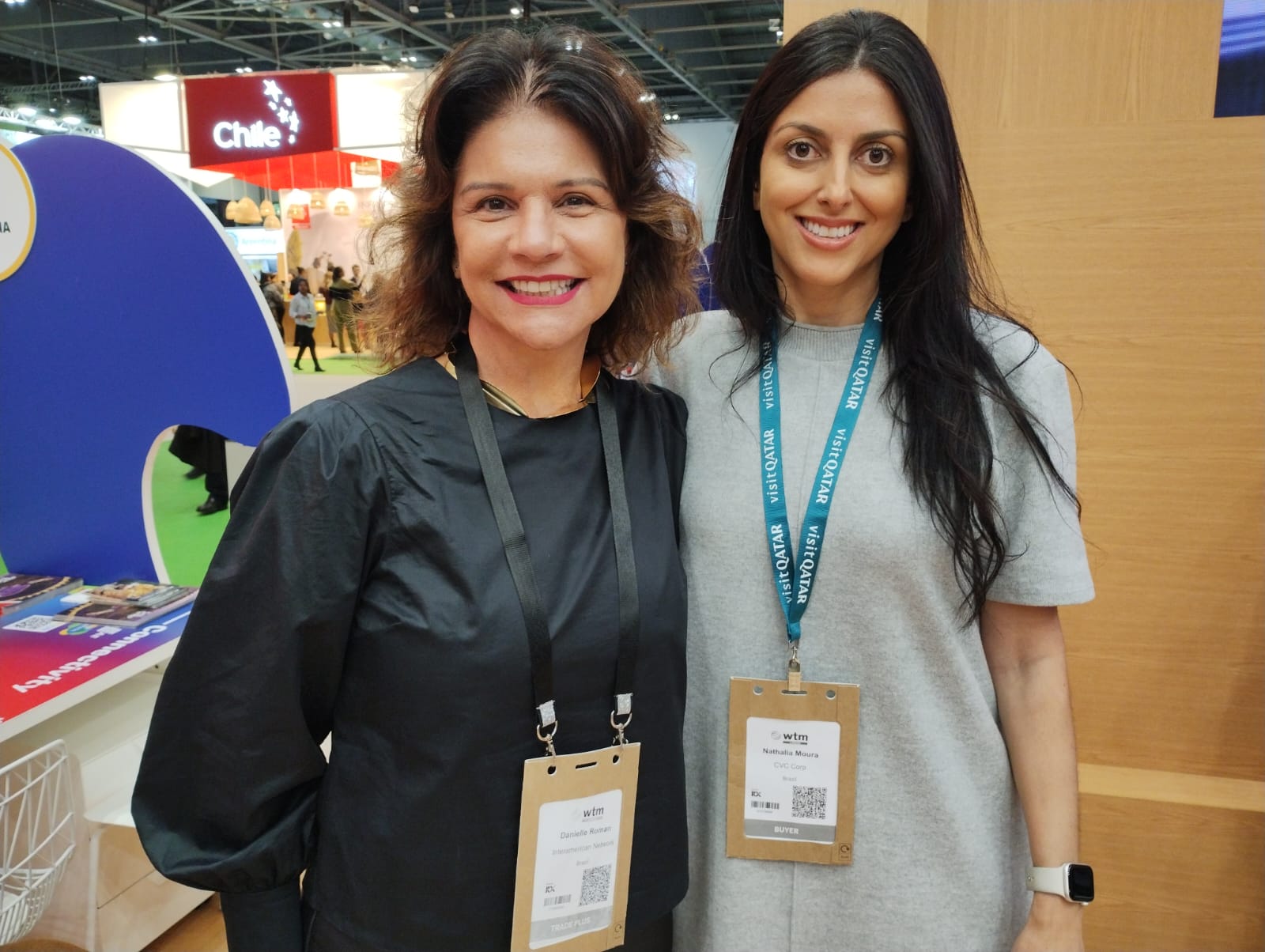 Dani Roman, da Interamerican, com Nathalia Moura, da CVC Corp