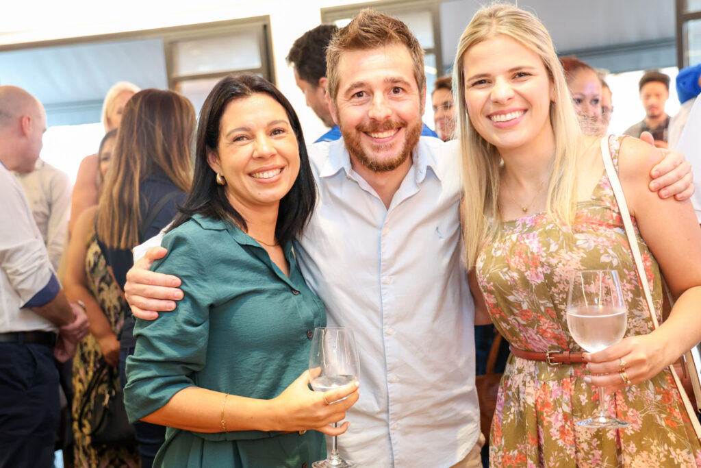 Danilo Barbizan, da Gol, entre Bianca Schimpl e Ana Carolina Rocha, da Latam