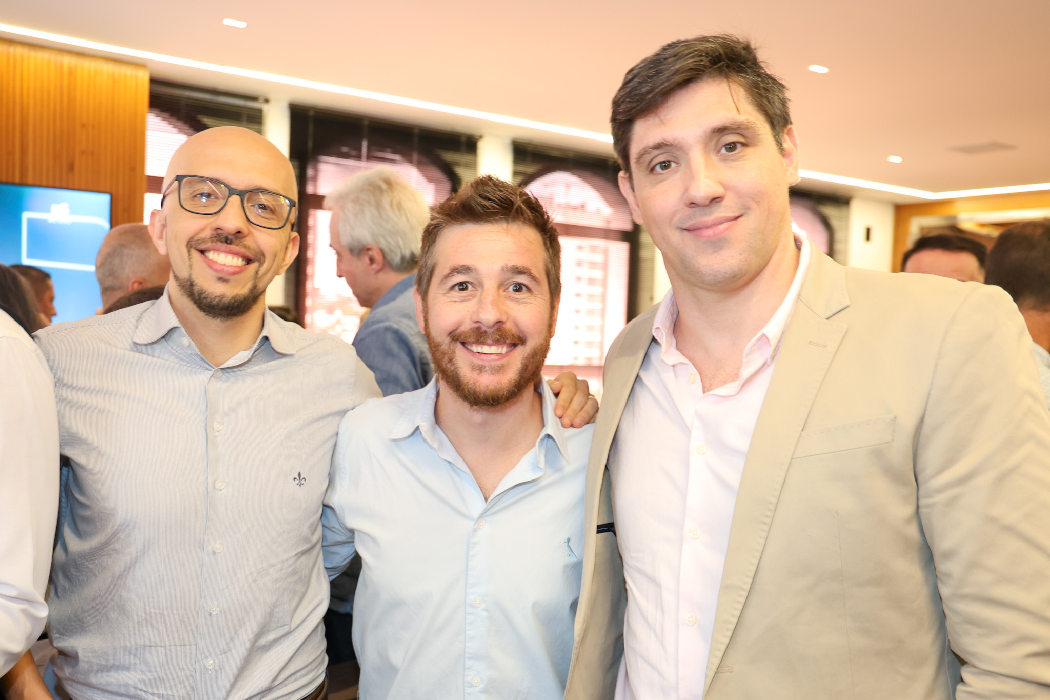 Danilo Barbizan, da Gol, entre Bruno Bueno e Rodrigo Sienra, da TBO.Com