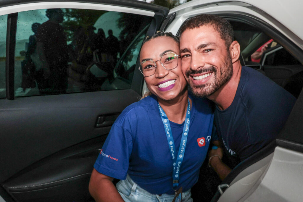 Deise Gomes, da ViagensPromo, e Cauã Reymond