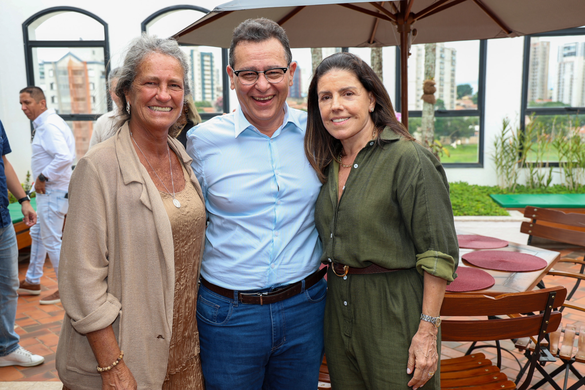 Édson Ruy, da Mondiale, entre Mari Masgrau, do M&E, e Silvia Cintra, da Ancoradouro