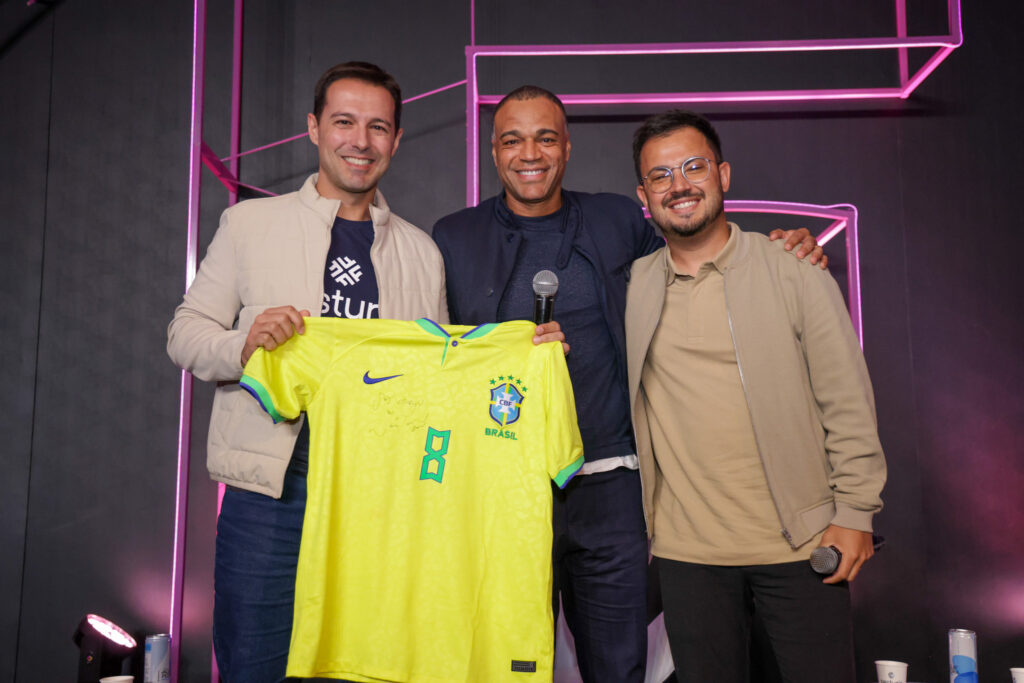 Eduardo Zorzanello, do Festuris, Denilson Oliveira, e Marcus Rossi, fundador e CEO da Gramado Summit, durante palestra no Meeting .JPG