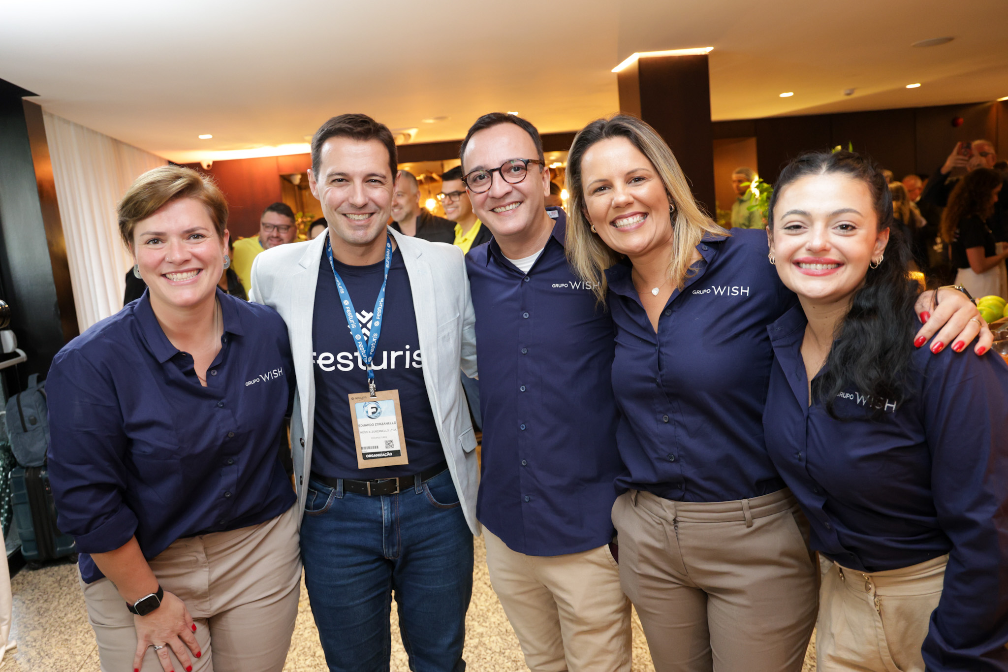 Eduardo Zorzanello, do Festuris, com equipe do Wish Eduardo Zorzanello, do Festuris, com equipe do Wish
