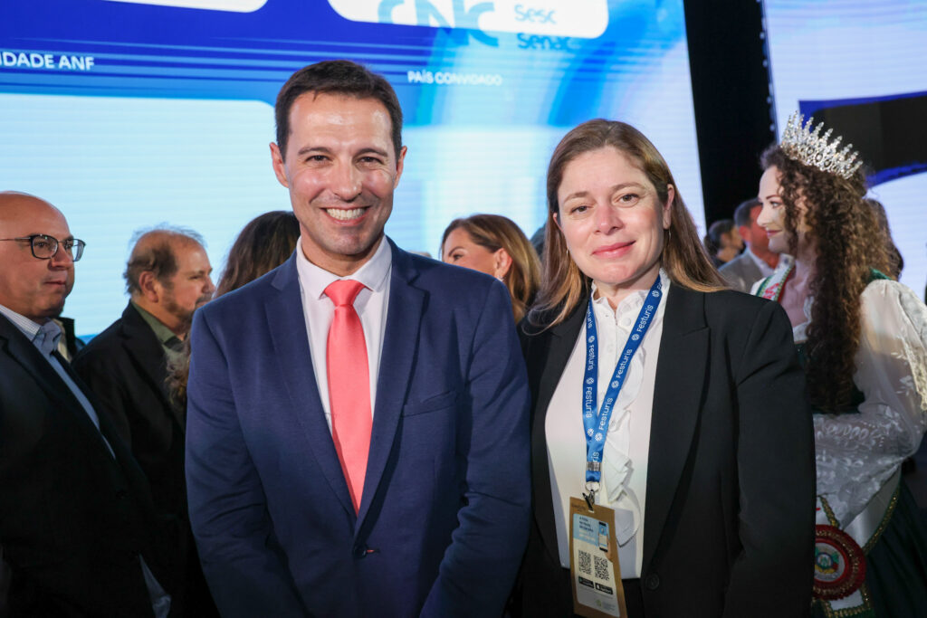 Eduardo Zorzanello, do Festuris, e Carla Fonseca, CEO da Smiles e vice-presidente da Gol