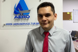 Ele assume a posição de atendente que, anteriormente, era ocupada por Vitória Pereira (Divulgação/Aero Service)