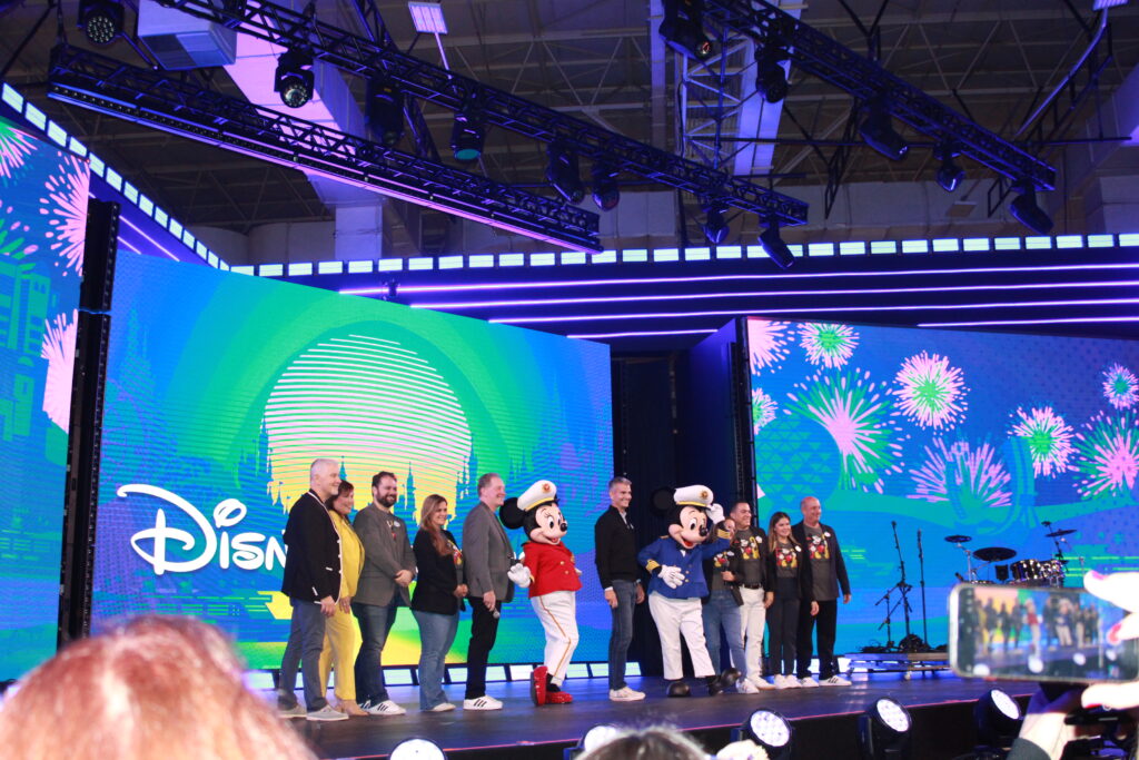 Equipe e representantes do grupo Disney