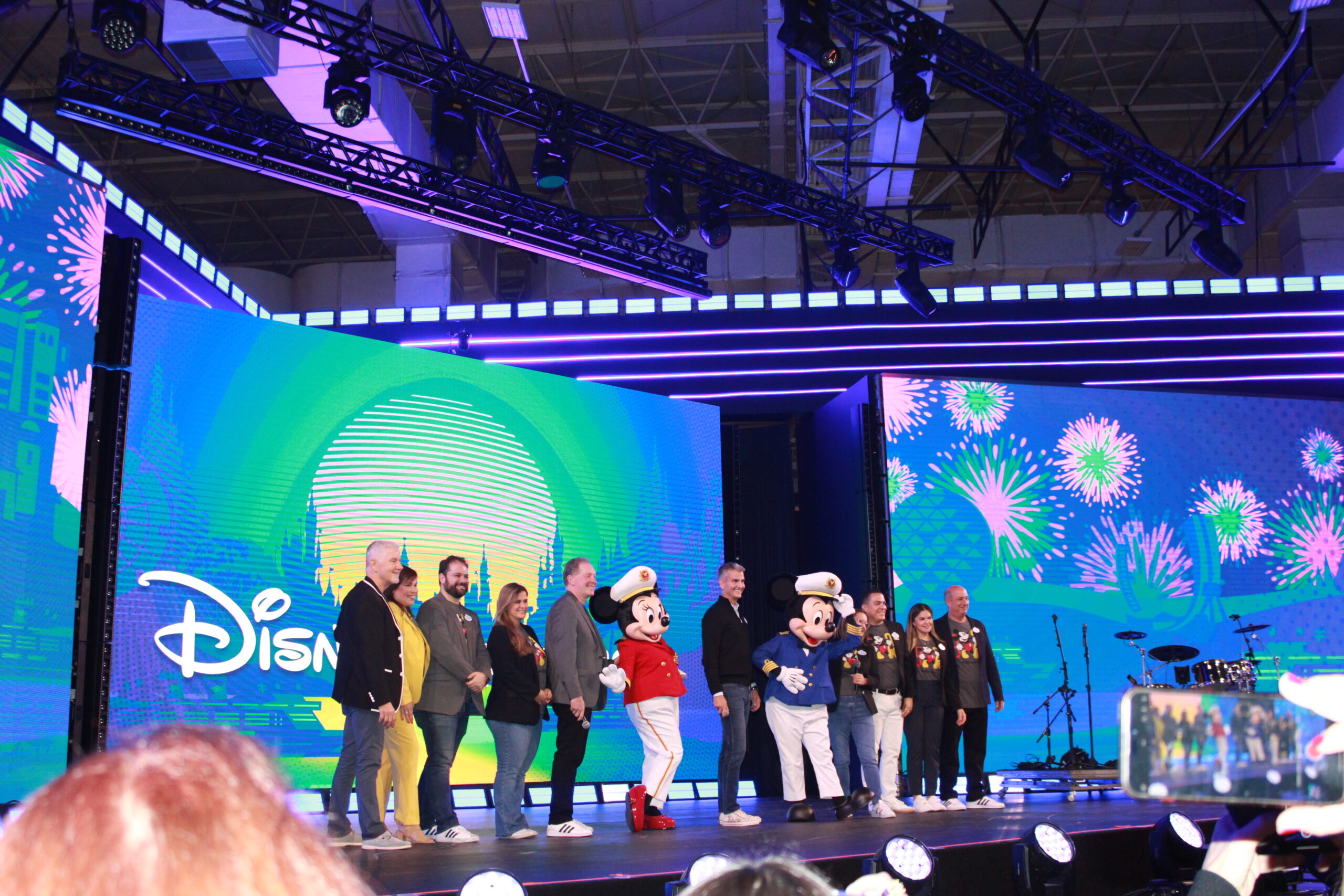 D23 abre segundo dia com evento exclusivo para convidados; veja imagens 1 Equipe e representantes do grupo Disney durante segundo dia de D23 (Manuela Miniguini/M&E)