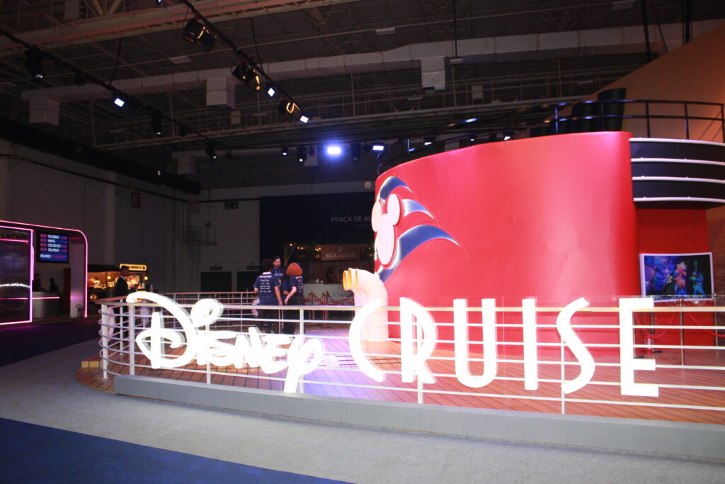 Estande da Disney Cruise Line, na D23