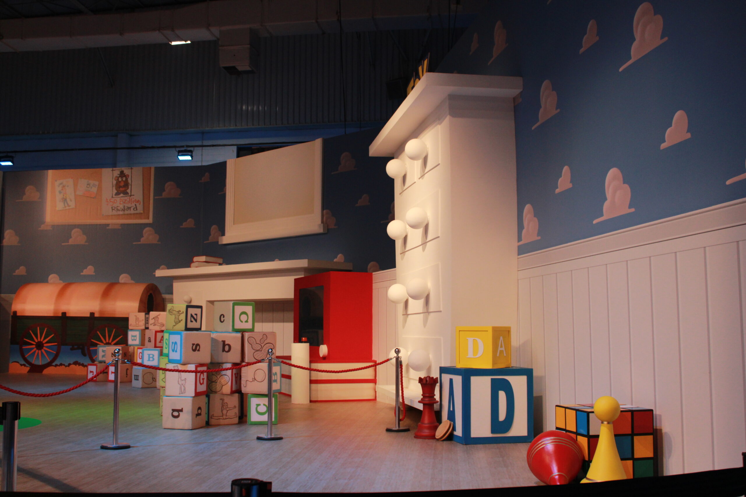 Estande de Toy Story simula quarto de Andy em tamanho gigante Estande de Toy Story simula quarto de Andy em tamanho gigante
