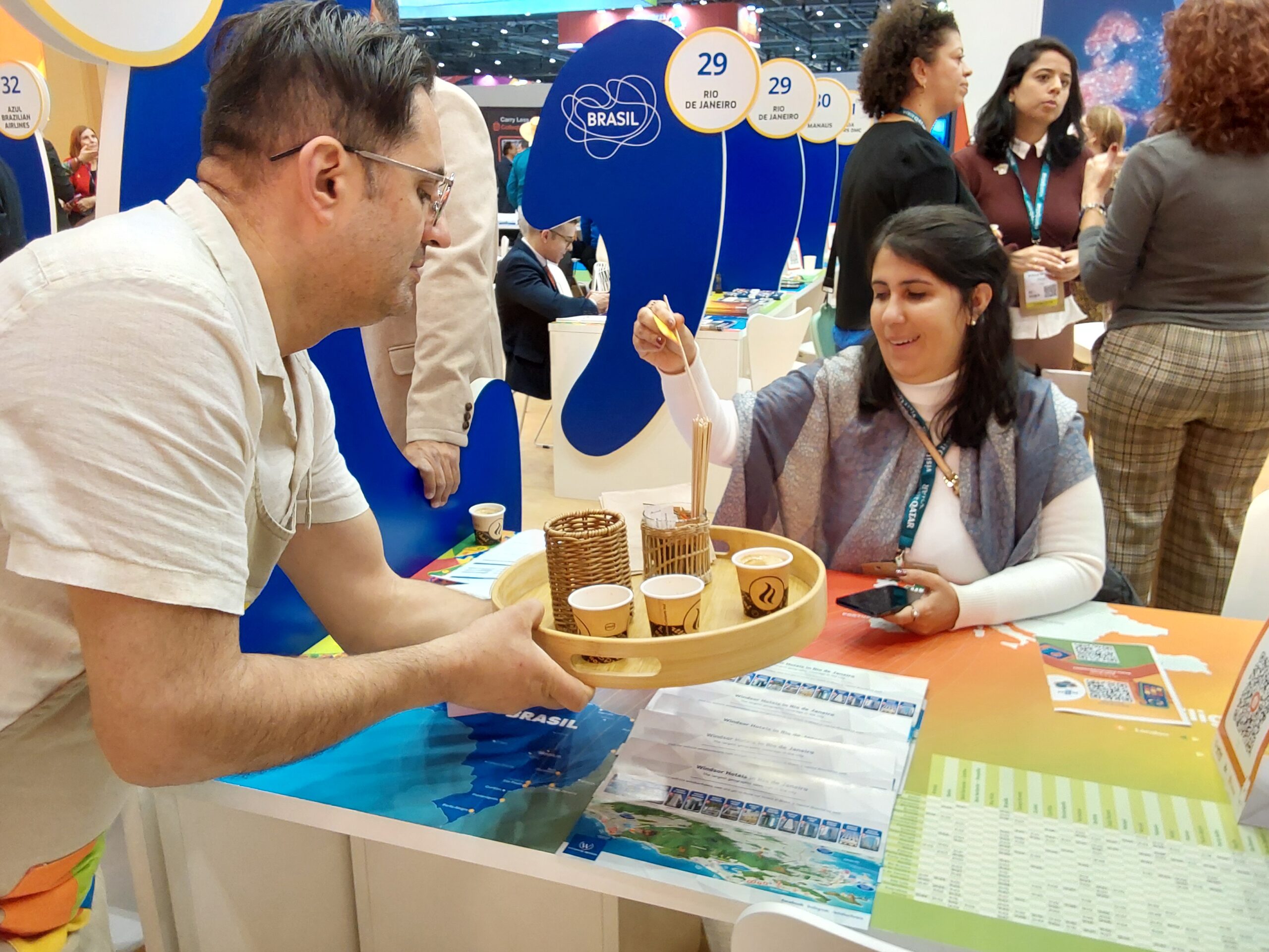 Estande do Brasil conta com distribuição de bebidas e culinária brasileira