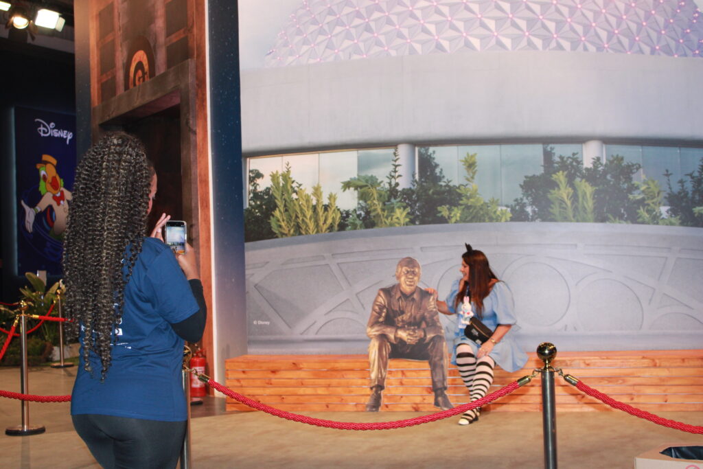 Estande do parque Epcot tem estátua de Walt Disney para visitantes tirarem foto