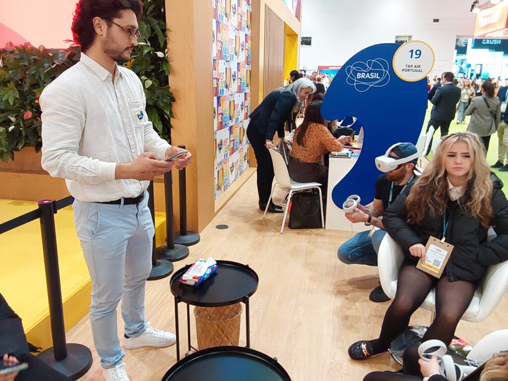 Experiência de realidade virtual no estande da Embratur Experiência de realidade virtual no estande da Embratur