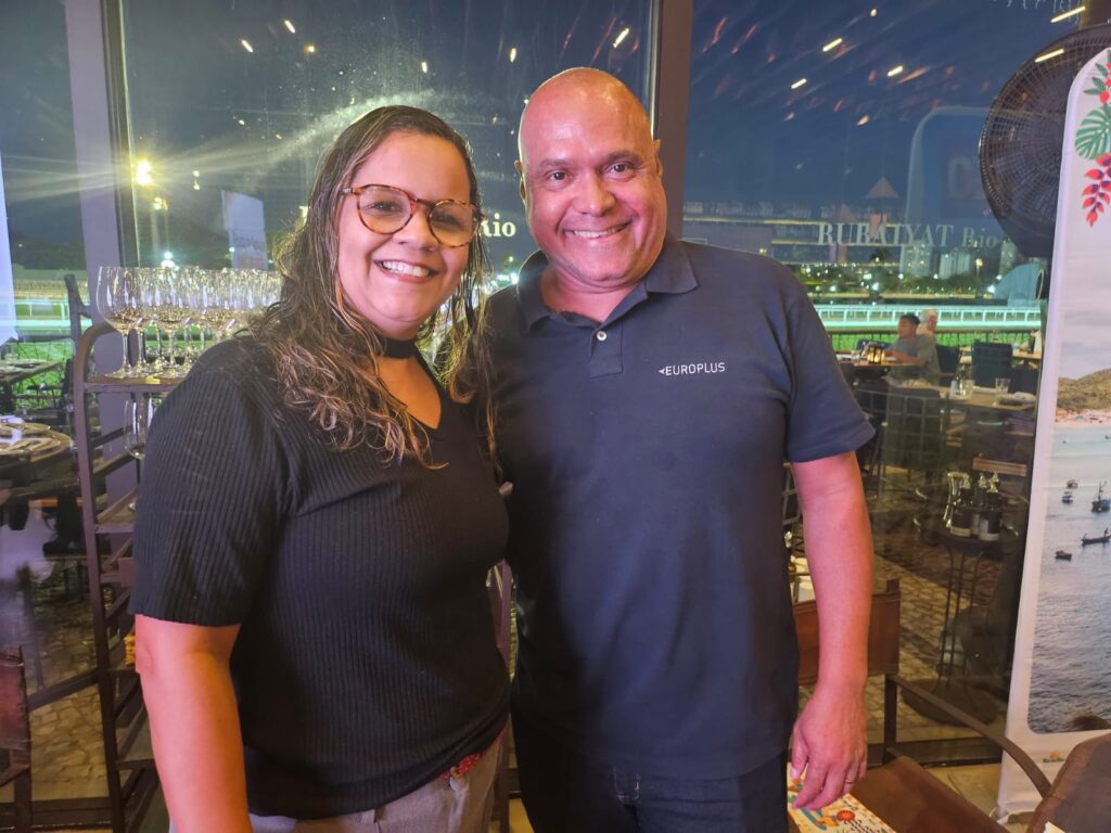 Fabiana Lima, da Azul Viagens, com Bobby Dantas, da Europlus