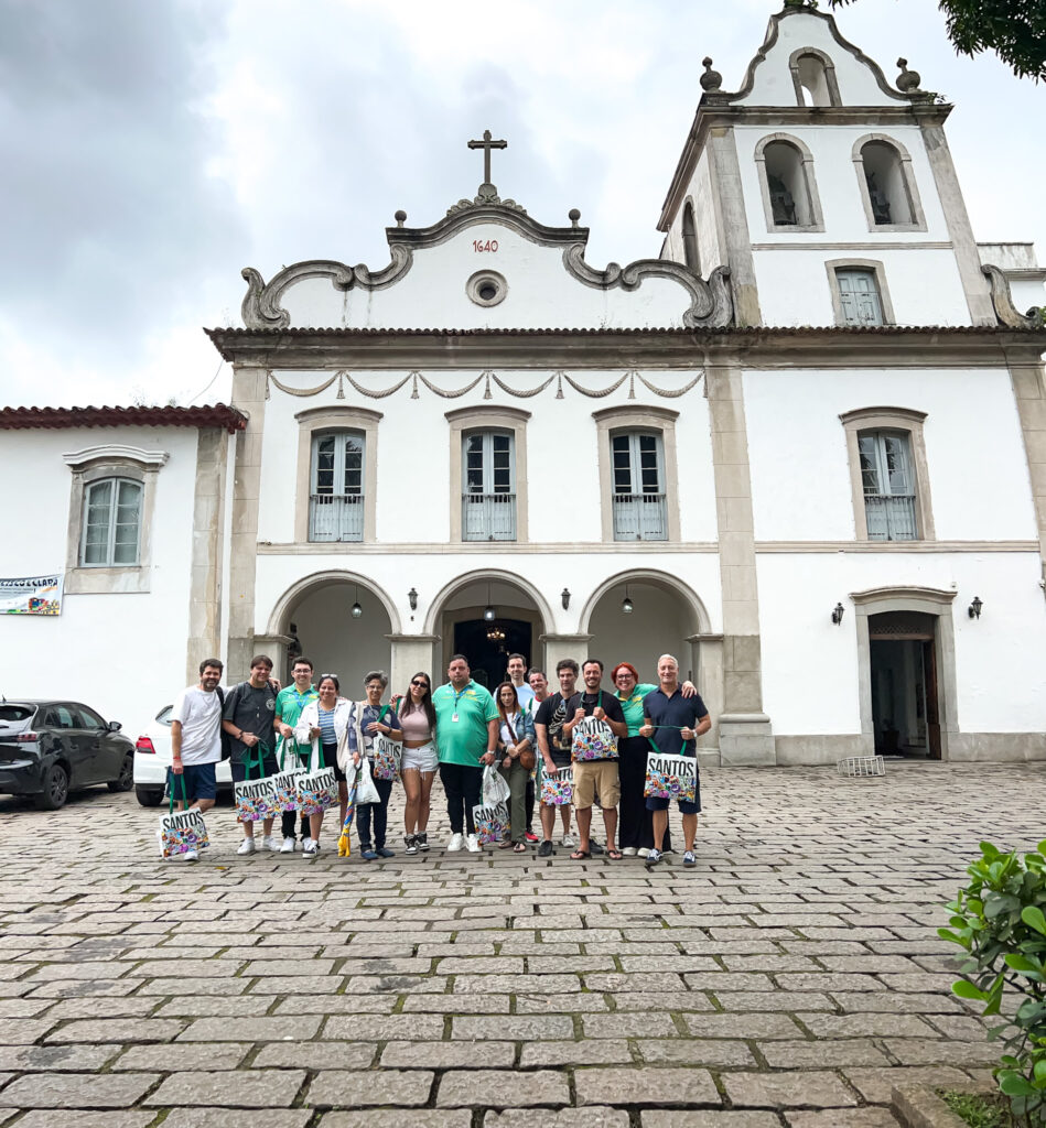 Famtour em frente o Santuário Santo Antônio do Valongo