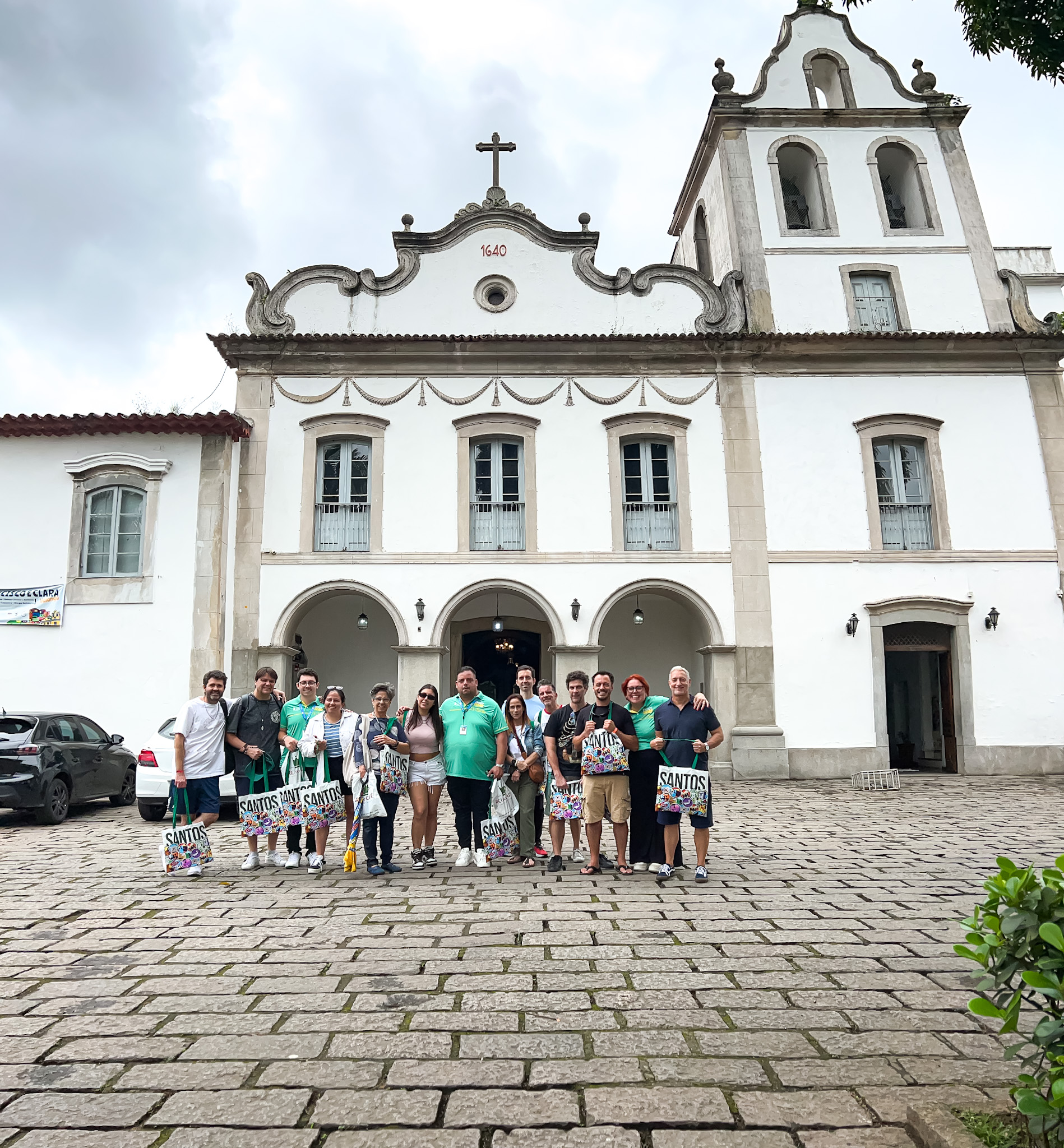 Famtour em frente o Santuário Santo Antônio do Valongo Famtour em frente o Santuário Santo Antônio do Valongo