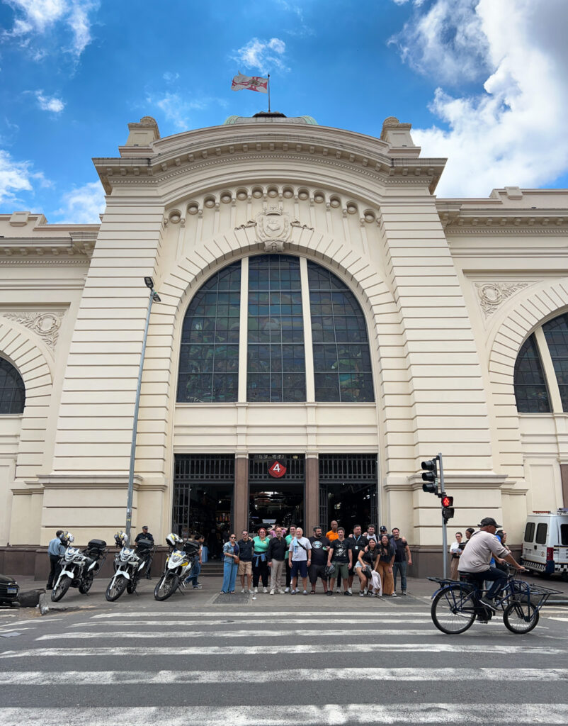 Famtour em frente ao Mercadão