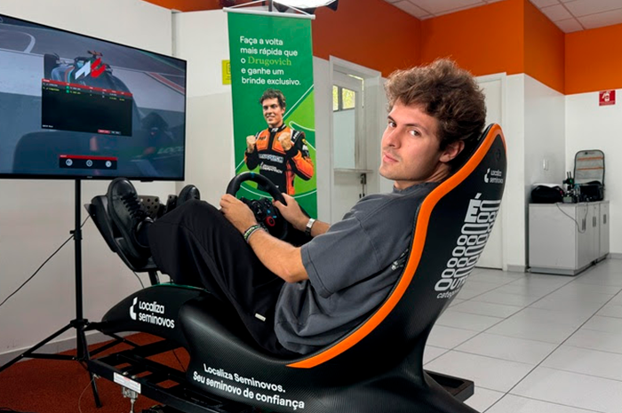 Localiza traz pilotos brasileiros de automobilismo para campanhas exaltando a paixão por carros 1 Felipe Drugovich no simulador especial Localiza Seminovos Localiza traz pilotos brasileiros de automobilismo para campanhas exaltando a paixão por carros