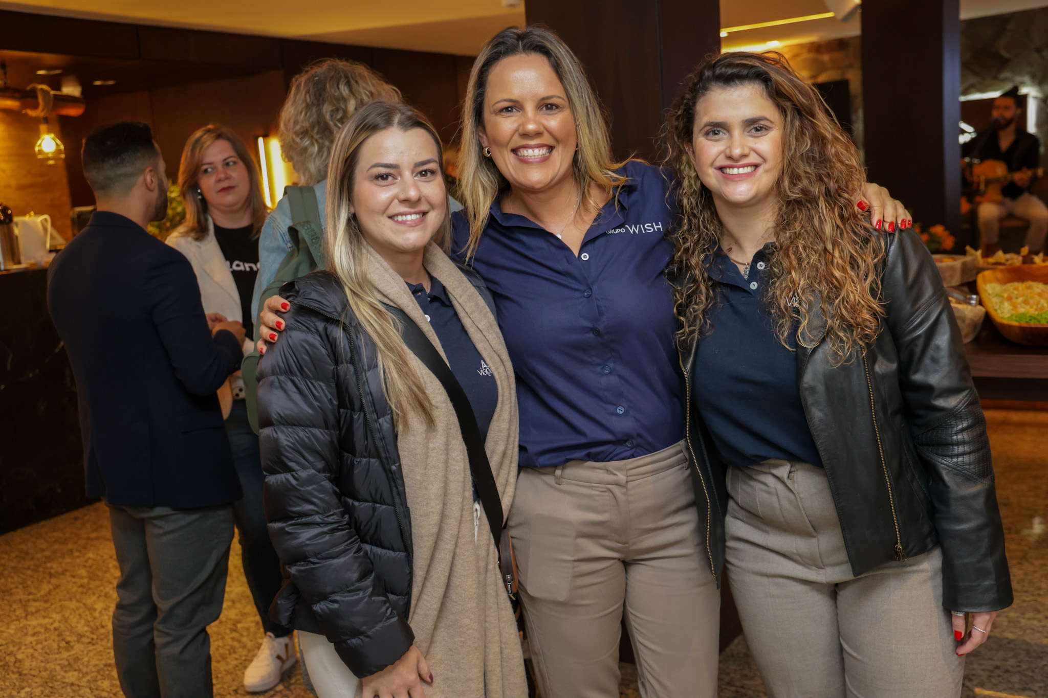 Fernanda Oliveira, do Hrupo Wish, entre Natália Saderi e Giulliana Mesquita, da Azul Viagens Fernanda Oliveira, do Hrupo Wish, entre Natália Saderi e Giulliana Mesquita, da Azul Viagens