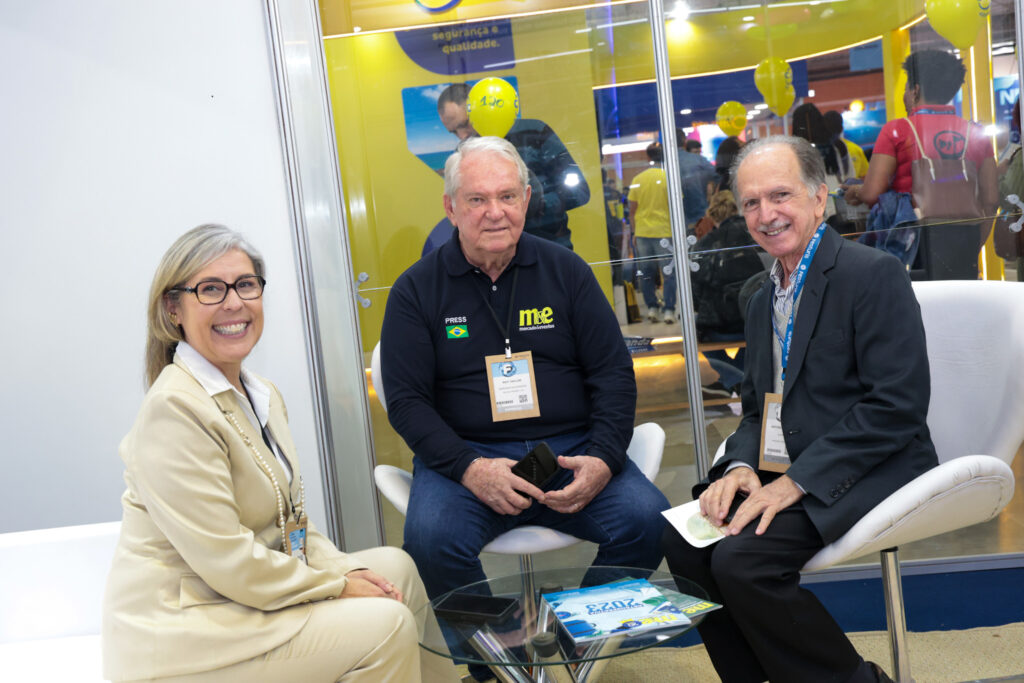 Gisele Lima, da Promo, Roy Taylor, do M&E, e Antônio Sérgio Ignácio, presidente da Avirrp