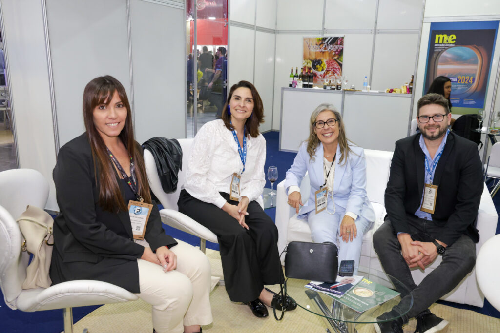 Gisele Lima, da Promo, entre Júlia Ortuondo, Natália Pisone e Diego Barbieri, da AMV Travel